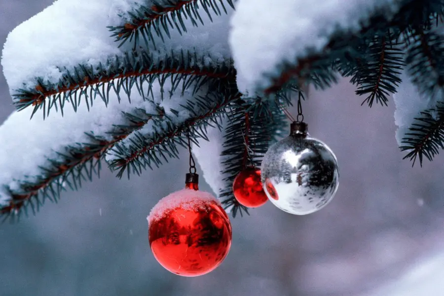Kerstballen en sneeuw