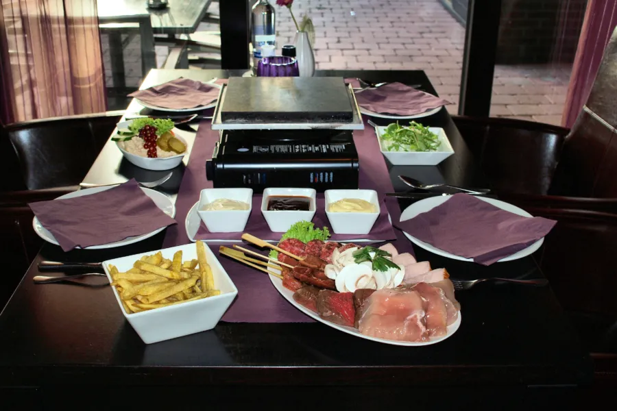 Steengrill op tafel